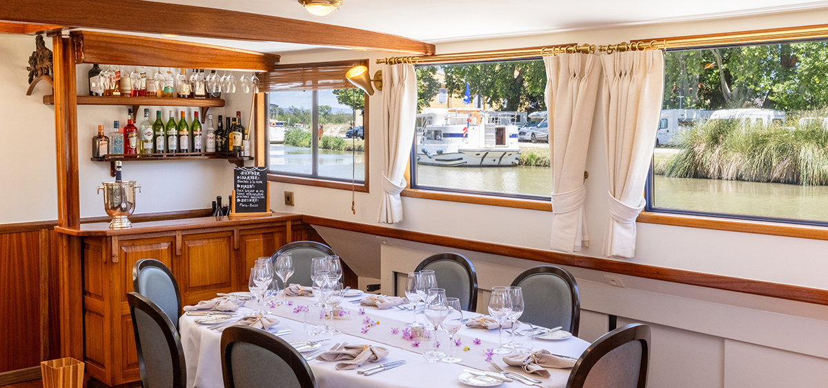 Beautiful saloon and fully-stocked bar on board Anjodi